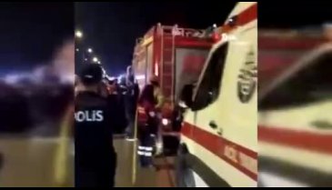 İstanbul E-5'te otomobil belediye işçilerinin arasında daldı: 4 ölü