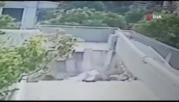 Üst geçide çarpan tır 11 yaşındaki kızı metrelerce yüksekten düşürdü