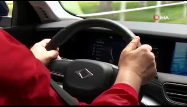 Türkiye'nin yerli ve milli otomobili Togg Bursa'da şampiyon atlarla yarıştı