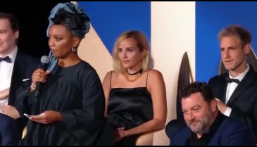 Merve Dizdar Cannes Film Festivali'nde en iyi kadın oyuncu ödülünü aldı
