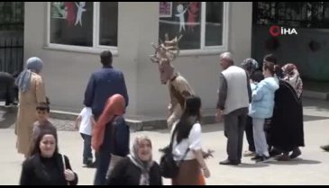 Bursalı tiyatrocu geyik kostümüyle oy kullanmaya gitti