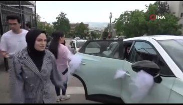 Bursa'da gelin ve damat düğünlerini yarıda kesip oy kullanmaya geldi