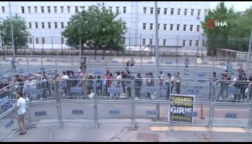 Diyarbakır'da İl Seçim Kurulu önünde metrelerce kuyruk oluştu