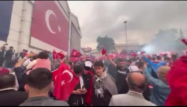Bursa'da seçim sonuçları kutlanıyor