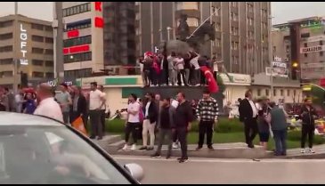 Bursa'da seçim sonuçları kutlanıyor