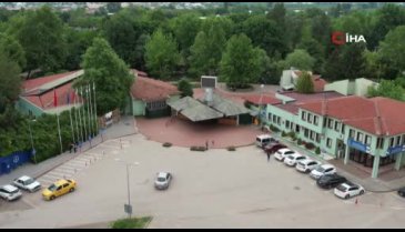 Bursa'da öğrenciler lemurlara elleriyle muz yedirdi