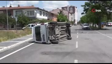 Kayseri'de otomobille çarpışan ticari araç yan yattı: 2 kişi yaralandı