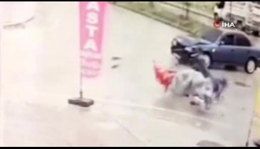Samsun'da otomobil iki motosiklete çarptı!