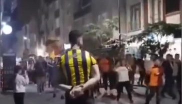 Galatasaray taraftarının önüne Fenerbahçe formasıyla çıktı! İlginç anlar kamerada