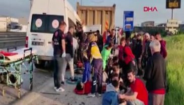 Bursa'da sporcuları taşıyan servis minibüsü hafriyat kamyonuna çarptı! Ölü ve yaralılar var