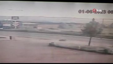 Bursa'da 1 kişinin hayatını kaybettiği, 16 öğrencinin yaralandığı kaza kamerada