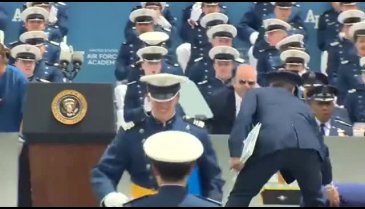Biden, bu kez de sahneden düştü