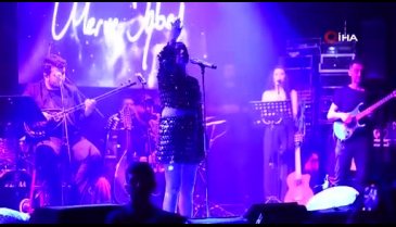 Merve Özbey Bursa'da sevenleriyle buluştu