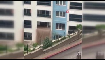 Ankara'da su basan dairenin eşyaları dışarı taştı