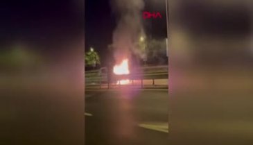 İstanbul'da otomobil alev alev yandı!