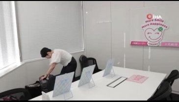 Japonya'da maske kullanmaktan gülümsemeyi unutanlar eğitim alıyor
