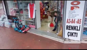 Samsun'da sağanak nedeniyle çöken yola araçlar düştü!