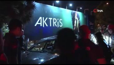 İstanbul'da otomobil aydınlatma direğine çarptı! 1 kişi ağır yaralı