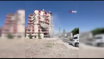 Elazığ'da hasarlı bina tek dokunuşla yerle bir oldu!