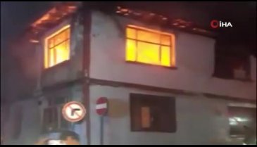 Bursa'da iki katlı ahşap ev alev alev yandı