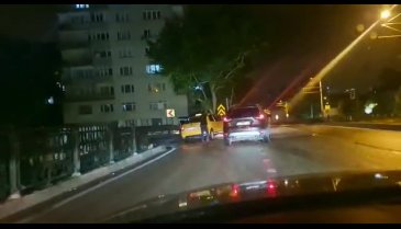 Bursa'da faciadan dönüldü: Taksi viyadükten düşüyordu