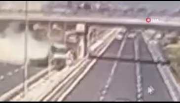 Bursa'da açık unutulan damperin köprüye çarptığı kaza kamerada