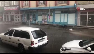 Kars'ta cadde ve sokaklar sular altında kaldı! Vatandaşlar zor anlar yaşadı