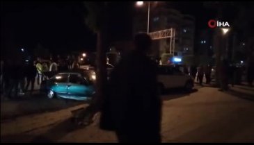 Kontrolden çıkan araç park halindeki 4 araca çarptı