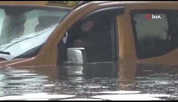 Samsun'da taksici selde mahsur kaldı