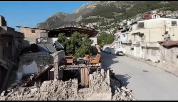 Hatay'da enkazın ortasındaki koltuk takımı dikkat çekti