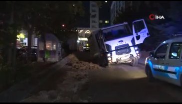 Ankara'da çamura saplanan çöp kamyonu işçilerin üzerine devrildi