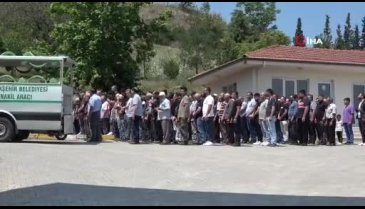 Çamurda kaybolan araçtan cansız bedeni çıkan adam toprağa verildi
