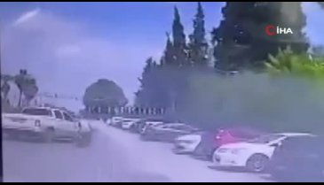 Adana'da pikabın motosikletiyle çarptığı anlar kamerada