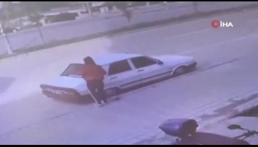 Adana'da bir kadın aracın tavanına çıktı! Dans etti