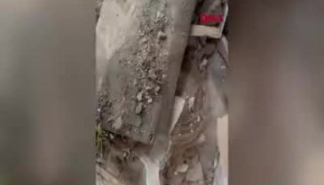 Ukrayna polisi enkaz altında kalan kadını kurtardı