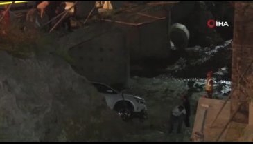 İstanbul'da şantiye alanından geçen araç çukura düştü