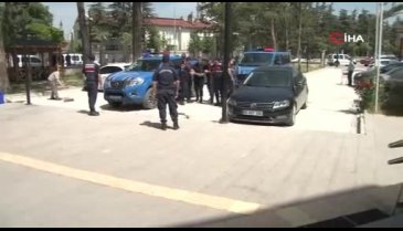 Uyuşturucu operasyonunda yakalandı, adliye girişinde kameralara gülümsedi