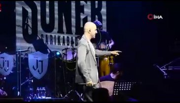 Soner Sarıkabadayı Bursa'da sevenleriyle buluştu