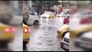 Bursa'da şiddetli yağış hayatı felç etti
