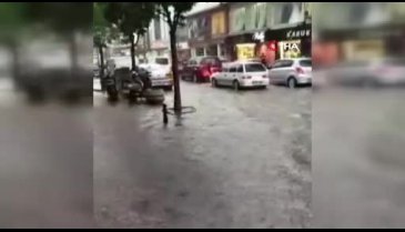 Bursa'da yağmurlu havada bisikletlinin hazin sonu kameraya yansıdı