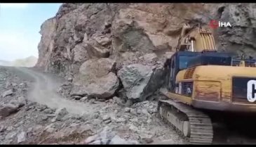 Hakkari'de yola düşen dev kayalar temizlendi