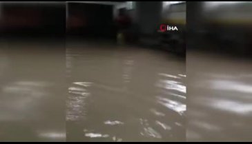 Manisa'da sokaklar göle döndü: Birçok bina ve işyerini su bastı!