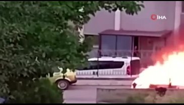 Ankara'da park halindeki araç alev aldı!