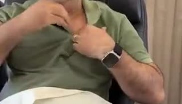 Uçakta göğsünden şırdan çıkarıp yedi!
