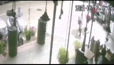 Bursa'da alkollü sürücü park halindeki araçlara çarptı