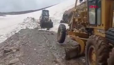 Kars'ta kar nedeniyle kapalı olan yol 2 günlük çalışmayla açıldı