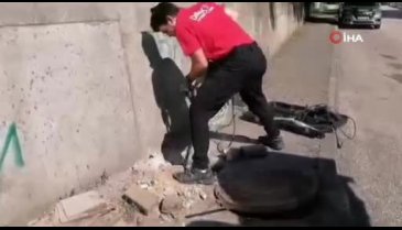 Bursa'da yağmur borusuna sıkışan kedi 5 saatin sonunda kurtuldu