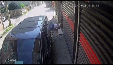 Bursa'da otomobil motosikletli sürücüye çarptı