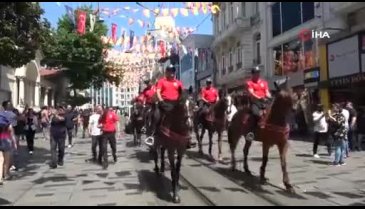 Atlı polislere yoğun ilgi