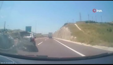Bursa'da trafikte makas atan araç önündeki otomobile çarptı
